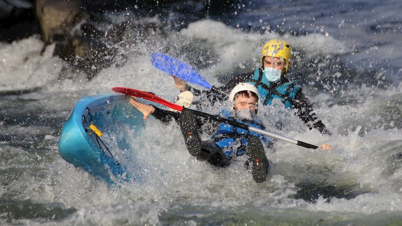 Kayak autovaciable por aguas bravas Arbo